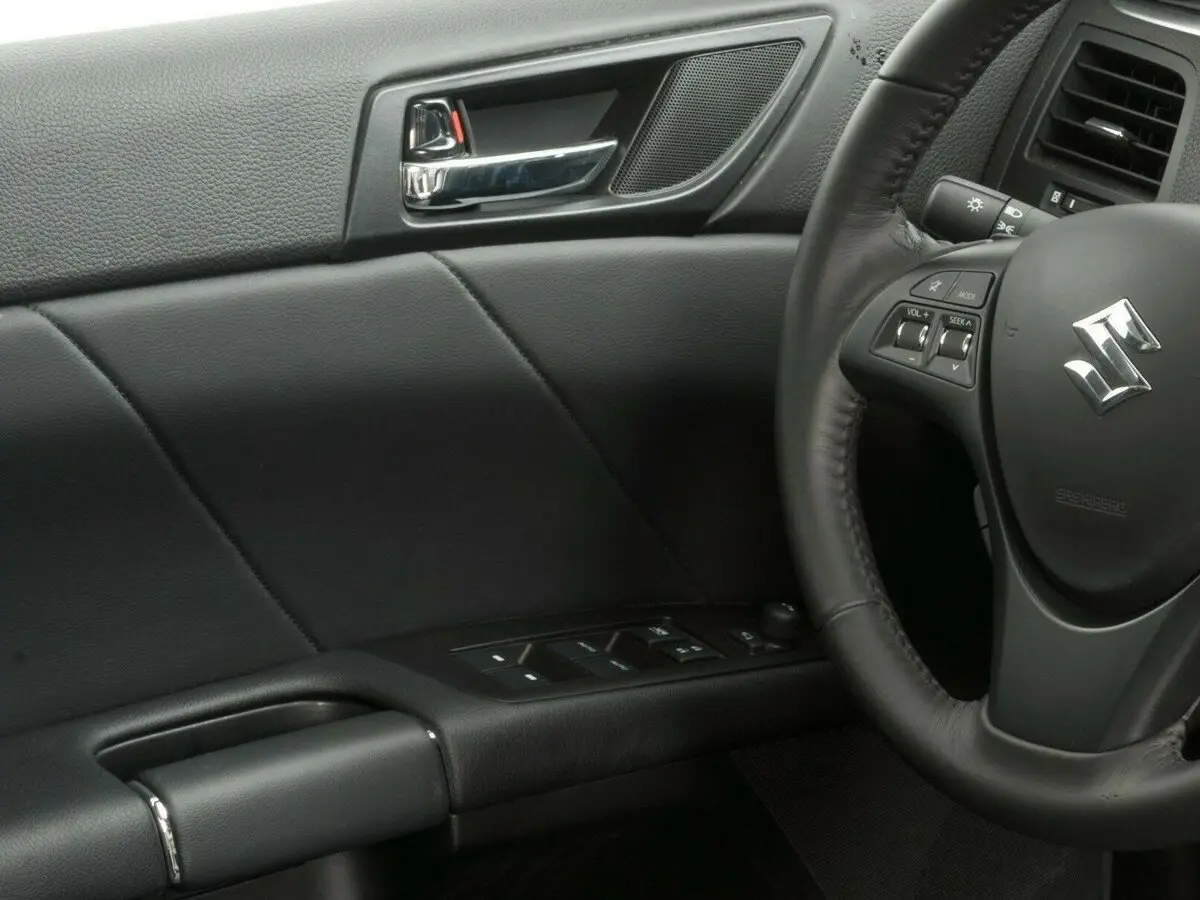 Suzuki Kizashi 2009 – 2014 Седан — 照片 11