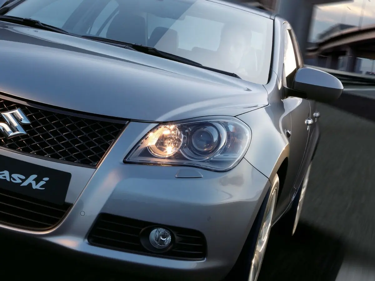 Suzuki Kizashi 2009 – 2014 Седан — 照片 14