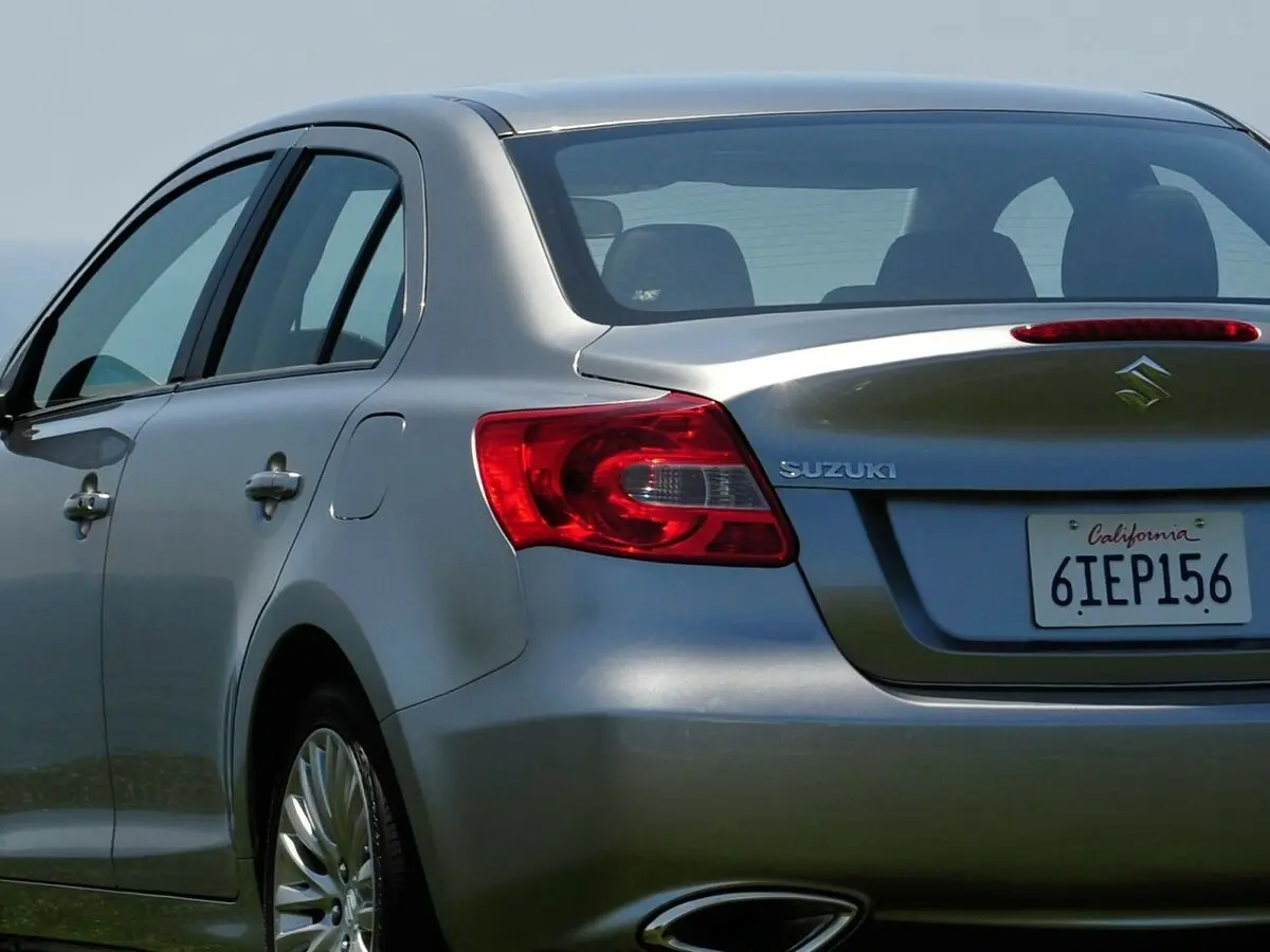 Suzuki Kizashi 2009 – 2014 Седан — 照片 15