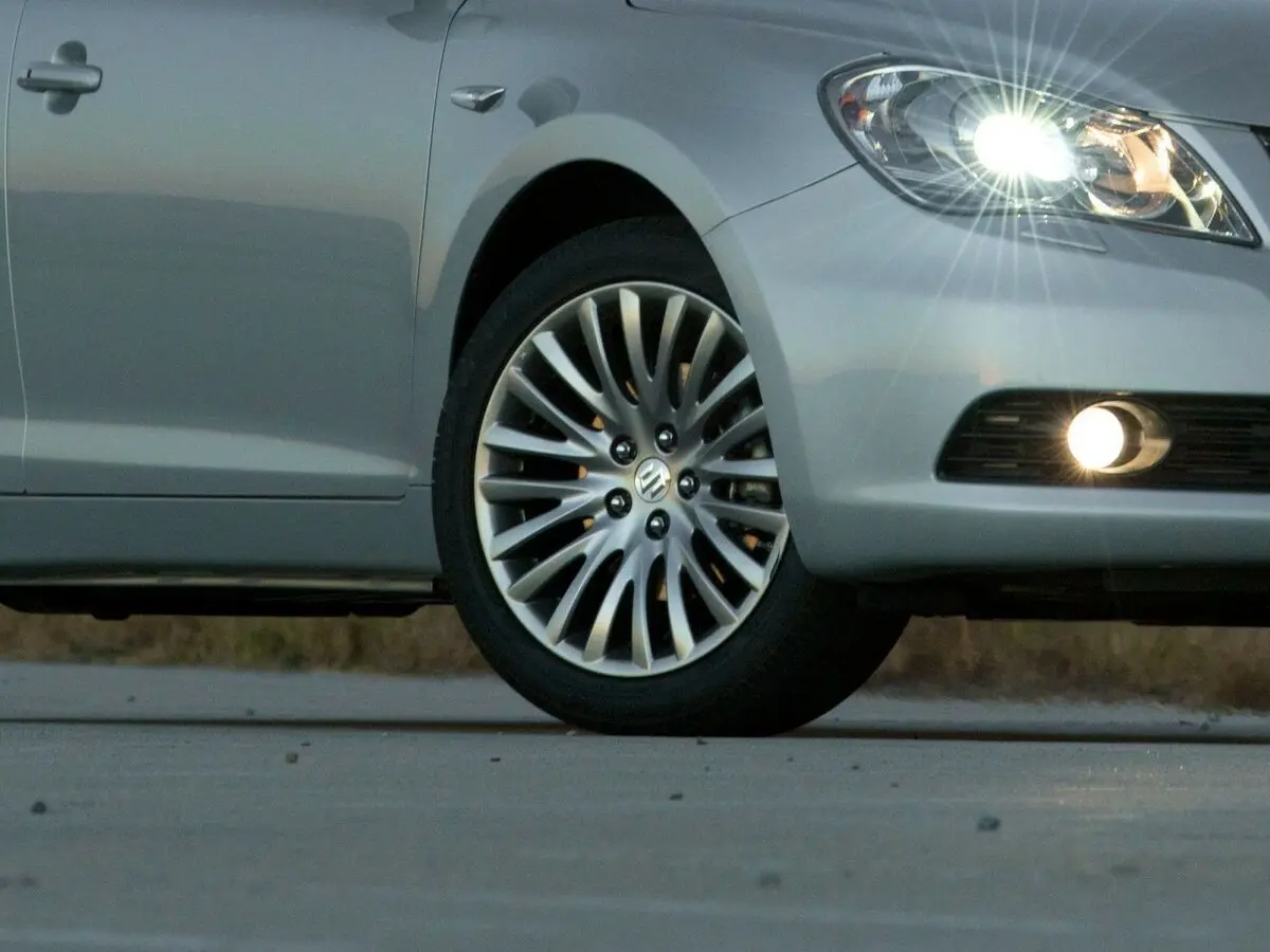 Suzuki Kizashi 2009 – 2014 Седан — 照片 18