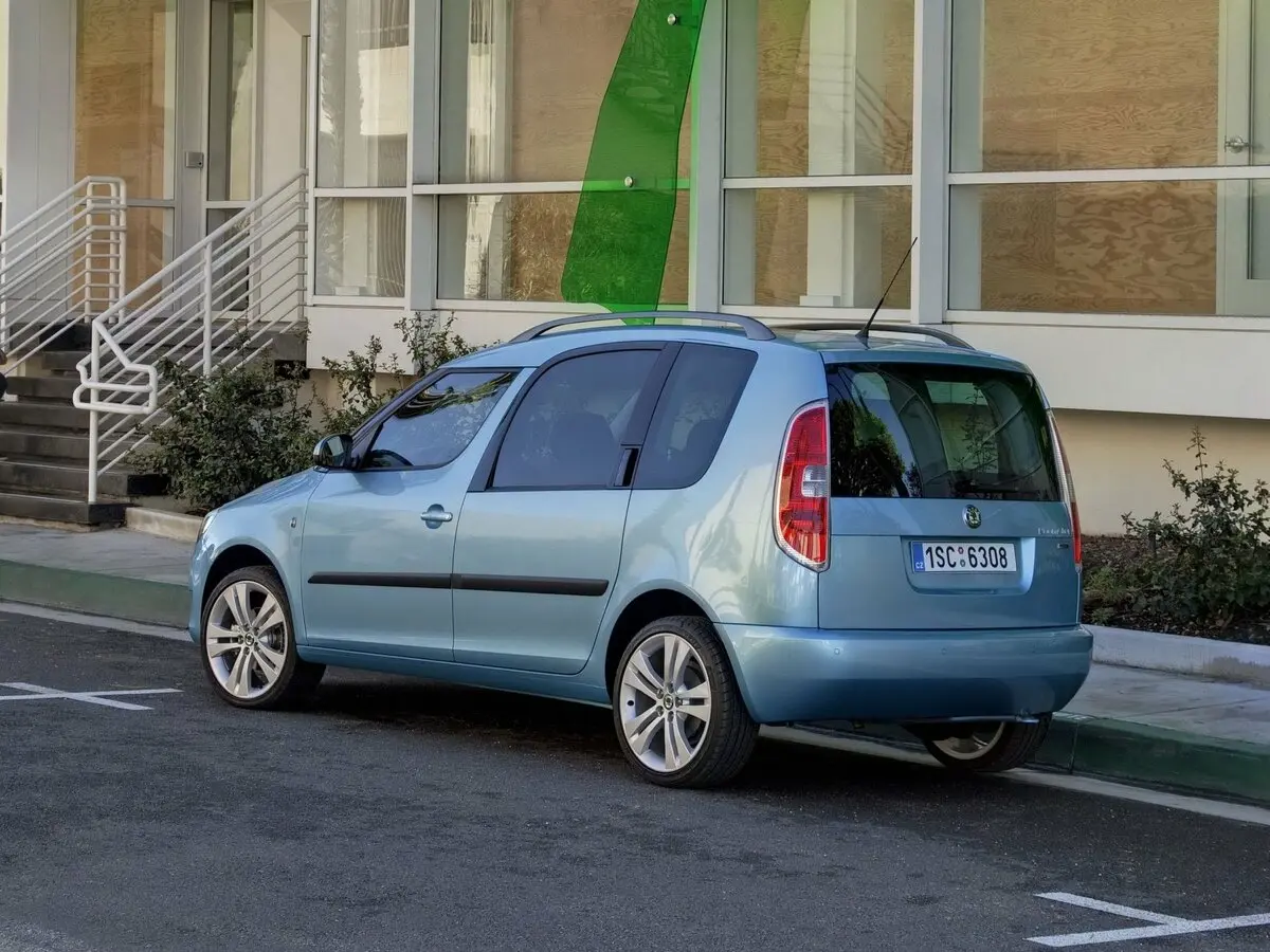 Skoda Roomster I Рестайлинг Компактвэн — сүрөт 4
