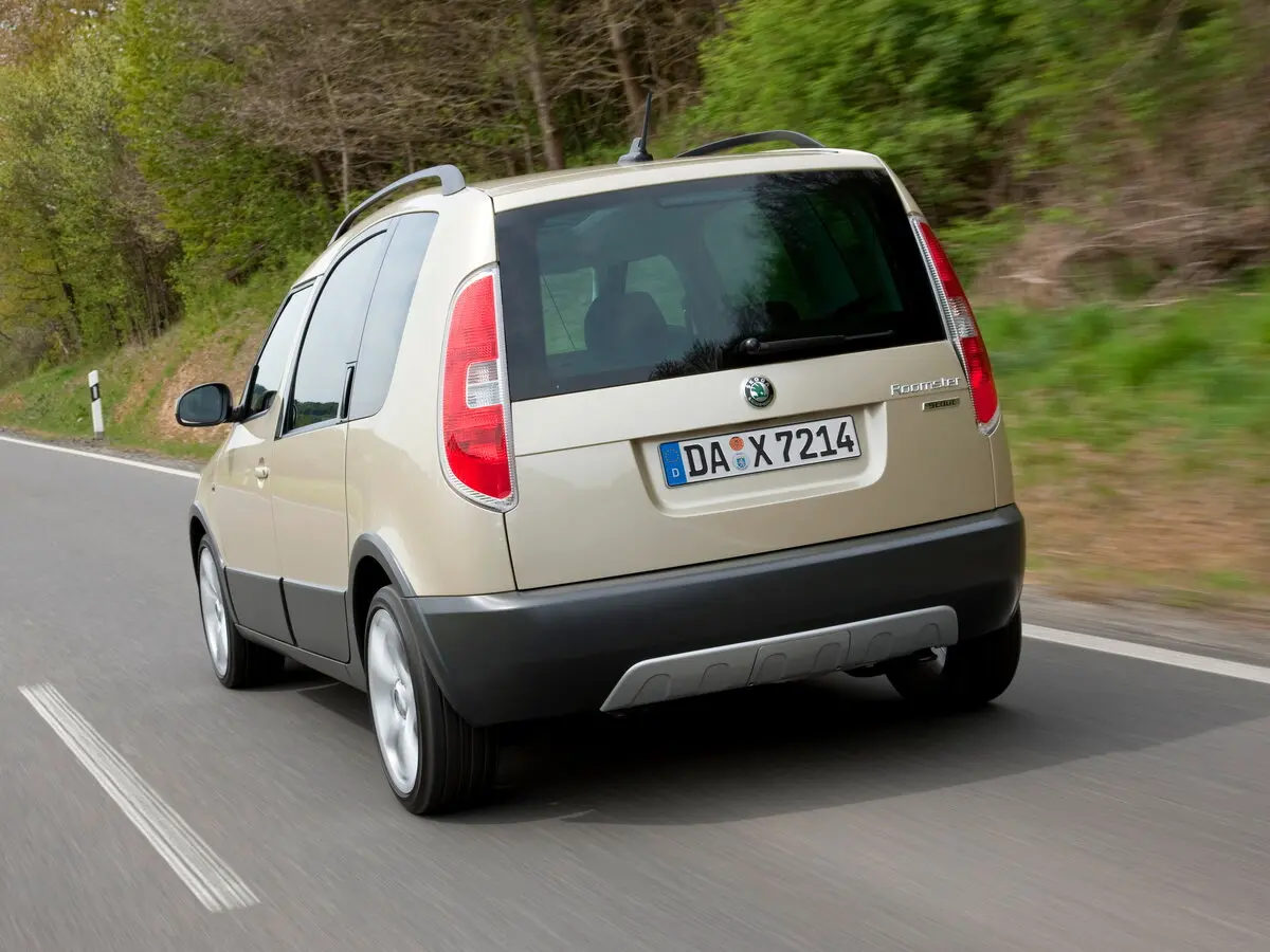 Skoda Roomster I Рестайлинг Компактвэн Scout — 照片 4