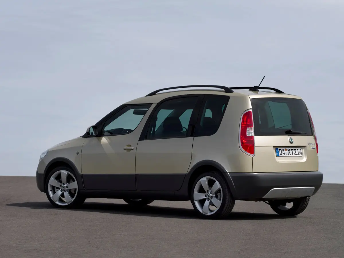 Skoda Roomster I Рестайлинг Компактвэн Scout — 照片 5