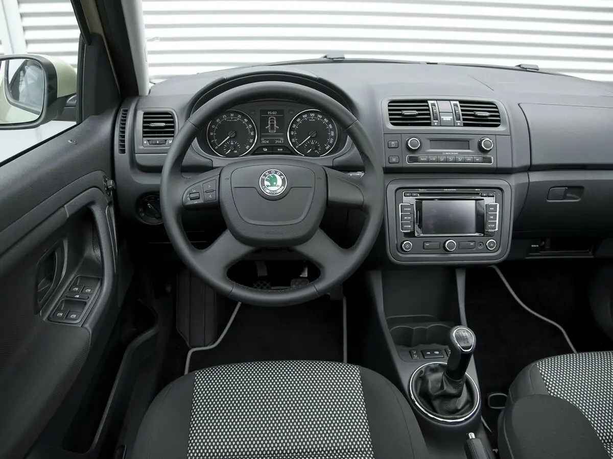 Skoda Roomster I Рестайлинг Компактвэн Scout — 照片 6