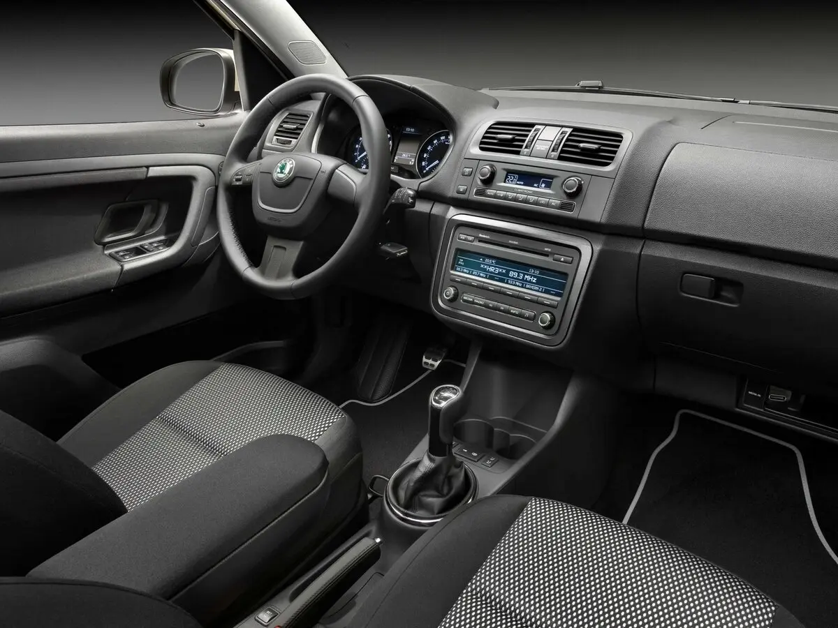 Skoda Roomster I Рестайлинг Компактвэн Scout — 照片 7