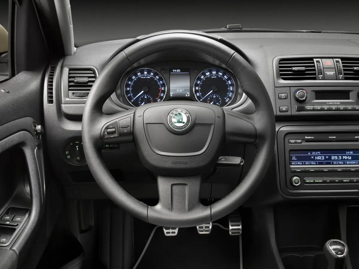 Skoda Roomster I Рестайлинг Компактвэн Scout — 照片 8