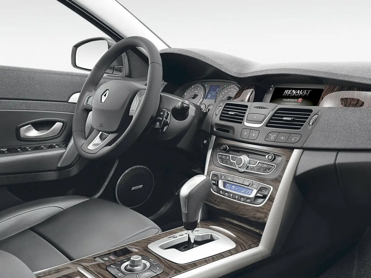 Renault Latitude I Седан — photo 7
