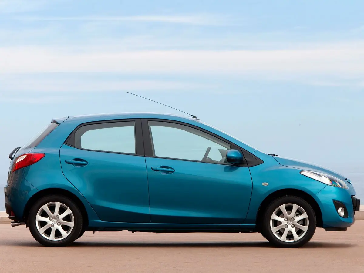 Mazda 2 II Рестайлинг (DE2) Хэтчбек 5 дв. — сүрөт 2