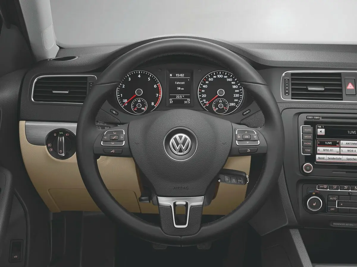 Volkswagen Jetta VI Седан — фото 10