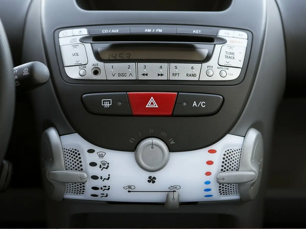 Peugeot 107 I Рестайлинг Хэтчбек 3 дв. — 照片 6