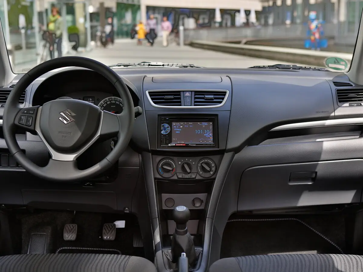 Suzuki Swift IV Хэтчбек 3 дв. — 照片 6
