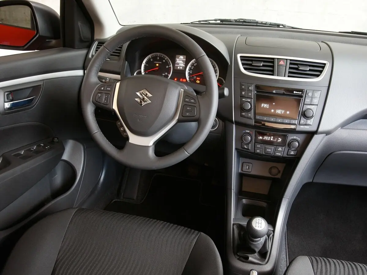 Suzuki Swift IV Хэтчбек 3 дв. — 照片 7