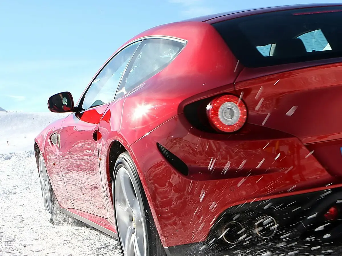 Ferrari FF 2011 – 2016 Хэтчбек 3 дв. — 照片 17