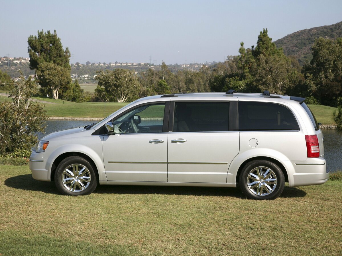 Chrysler Town & Country V Минивэн — фото 2
