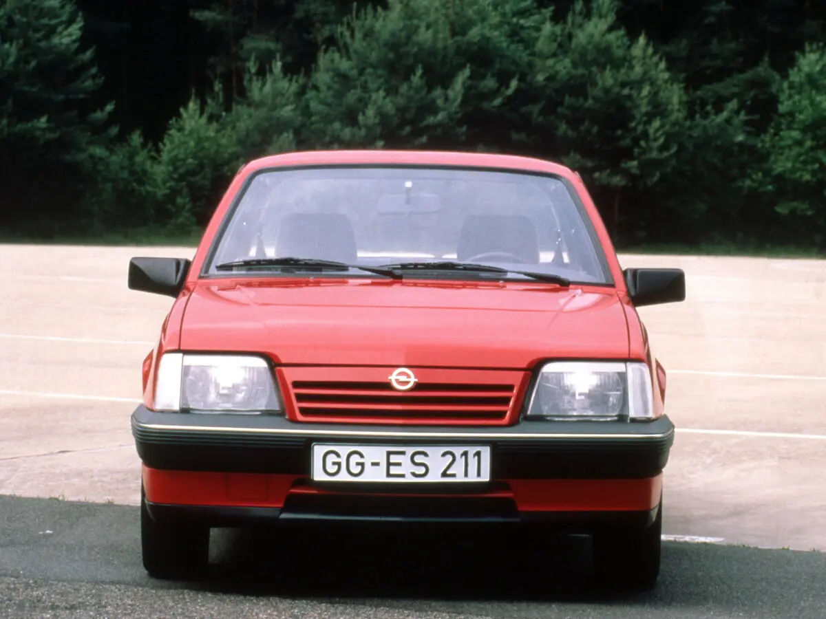 Opel Ascona C Седан — сүрөт 3