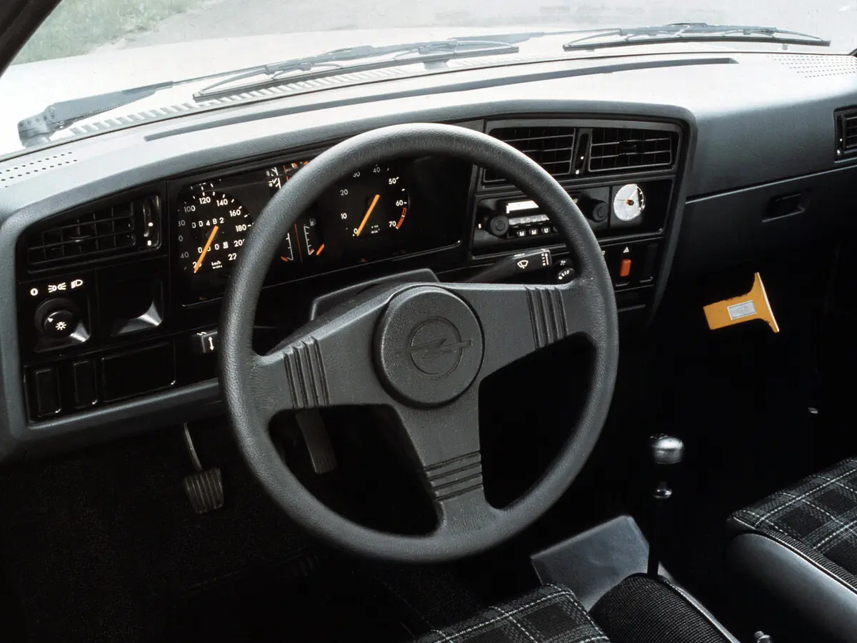 Opel Ascona C Хэтчбек 5 дв. — сүрөт 6