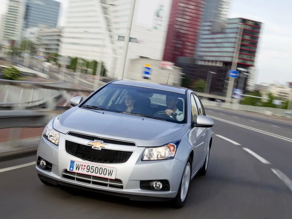 Chevrolet Cruze I Хэтчбек 5 дв. — сүрөт 3