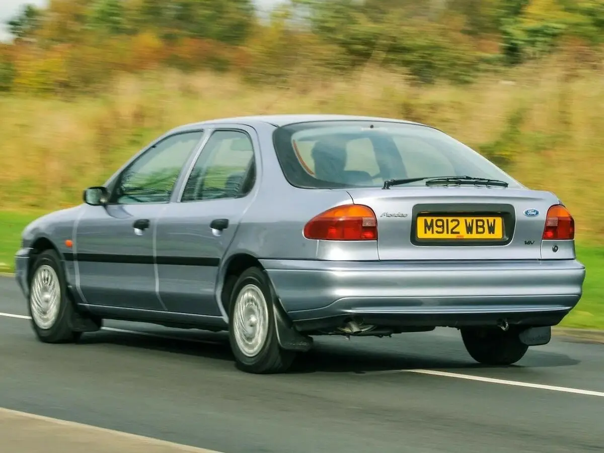 Ford Mondeo I Лифтбек — фото 3