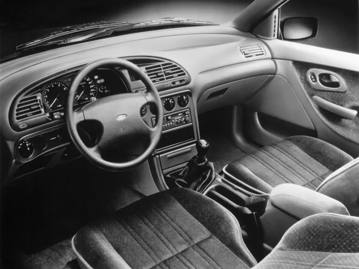 Ford Mondeo I Лифтбек — фото 4