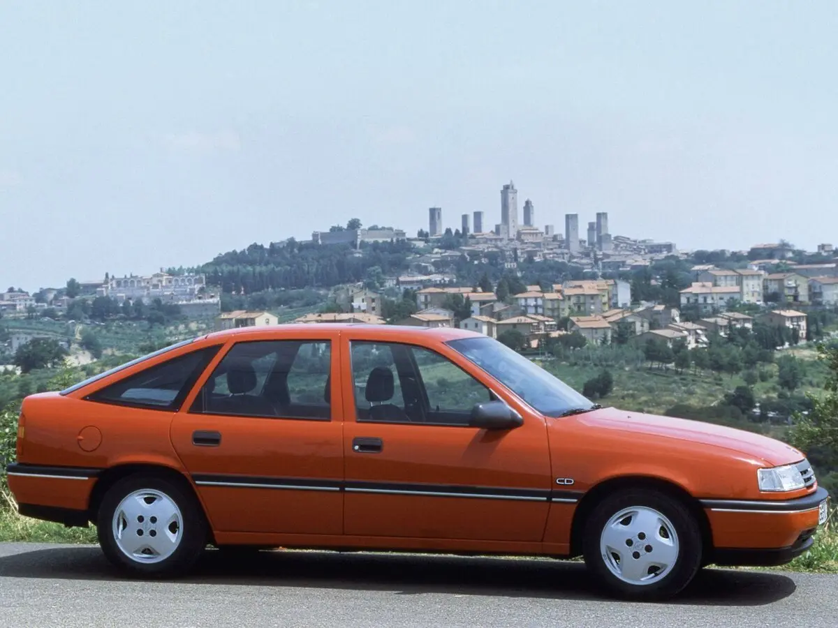 Opel Vectra A Лифтбек — фото 2