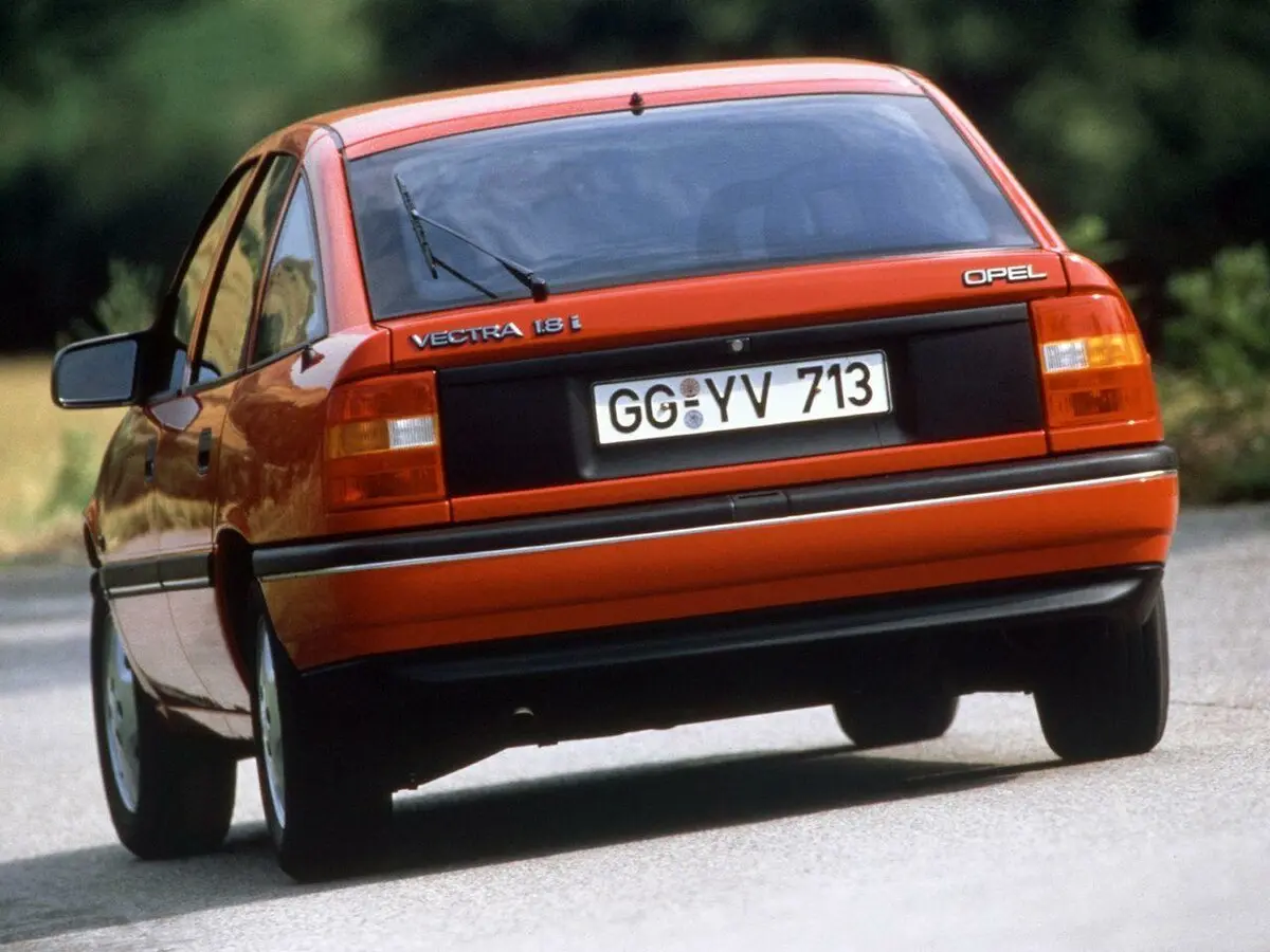 Opel Vectra A Лифтбек — фото 4