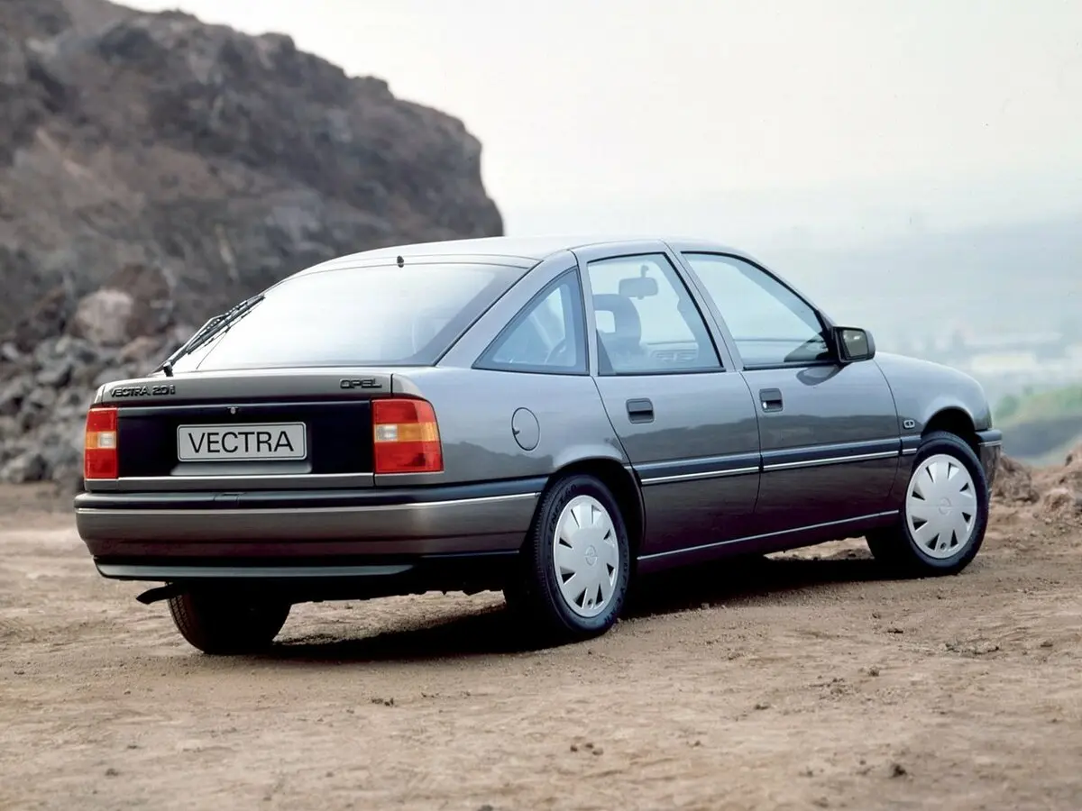 Opel Vectra A Лифтбек — фото 5