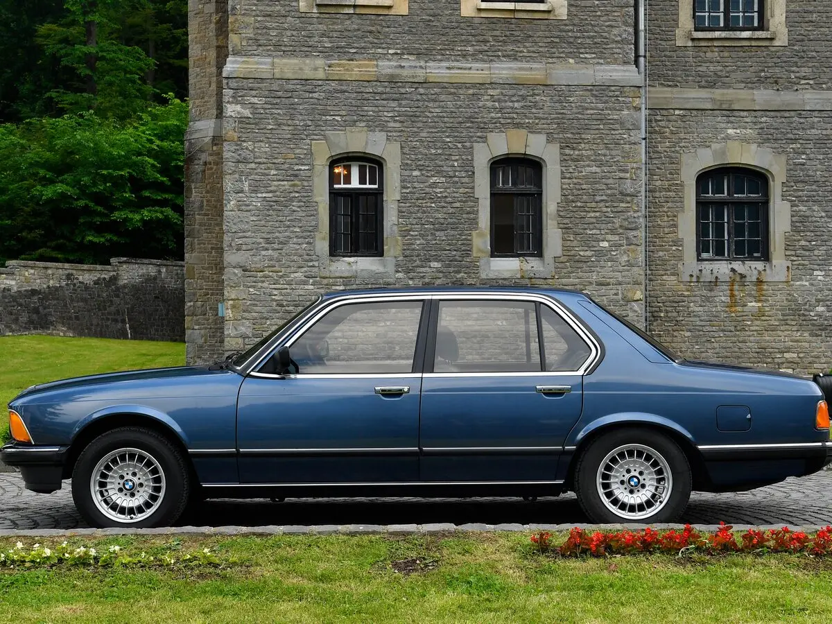 BMW 7 серии I (E23) Рестайлинг Седан — сүрөт 2