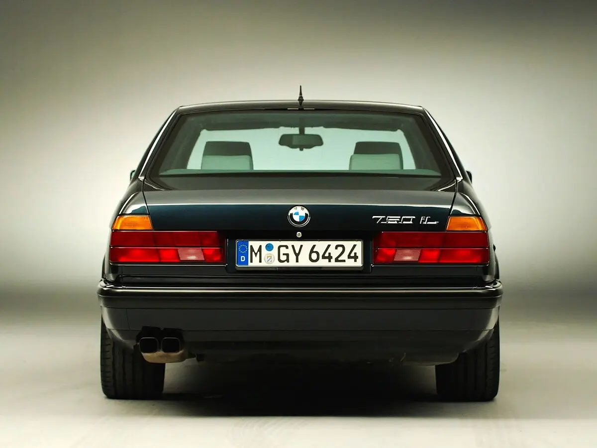 BMW 7 серии II (E32) Седан — photo 4