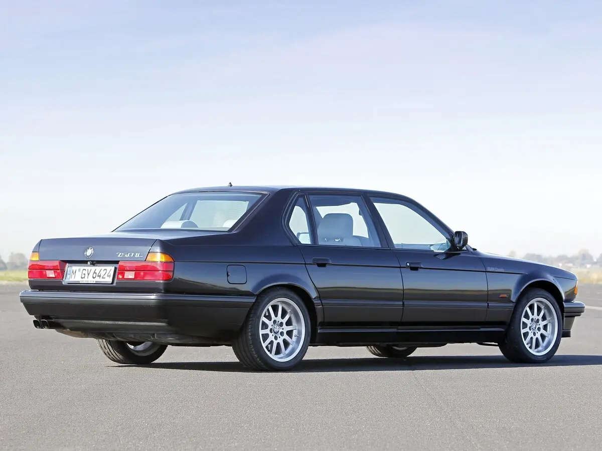 BMW 7 серии II (E32) Седан — photo 5