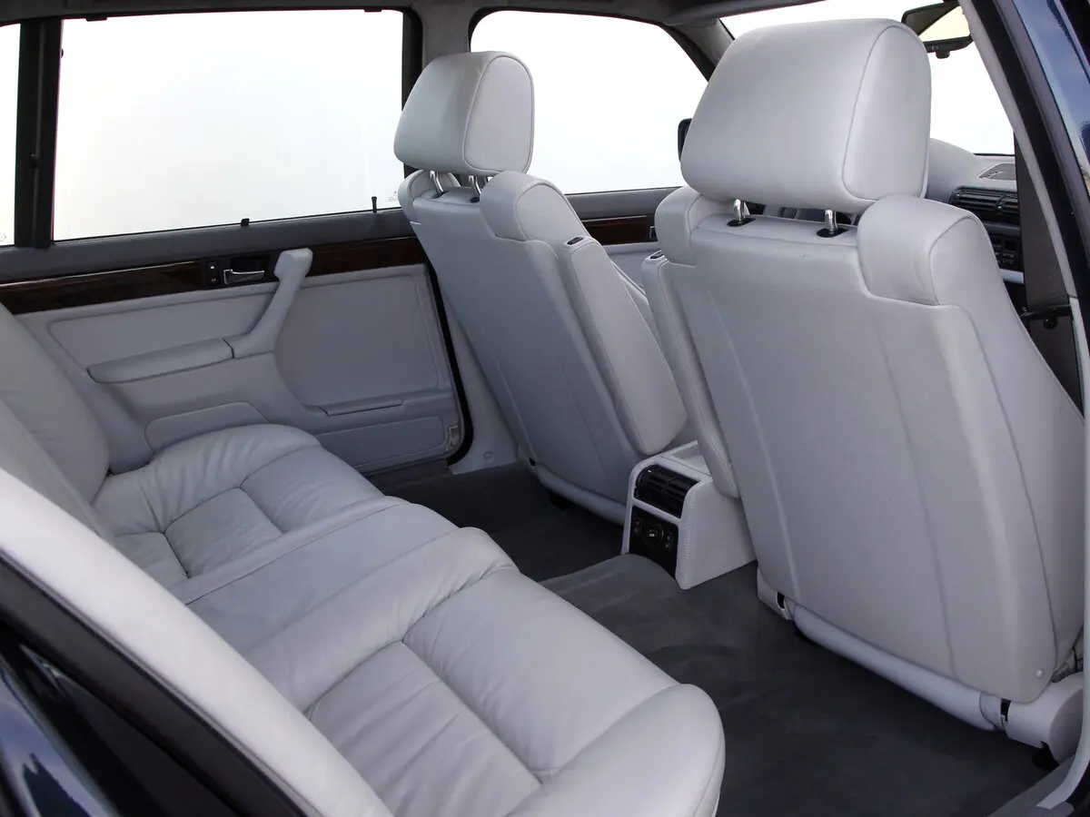BMW 7 серии II (E32) Седан — photo 10