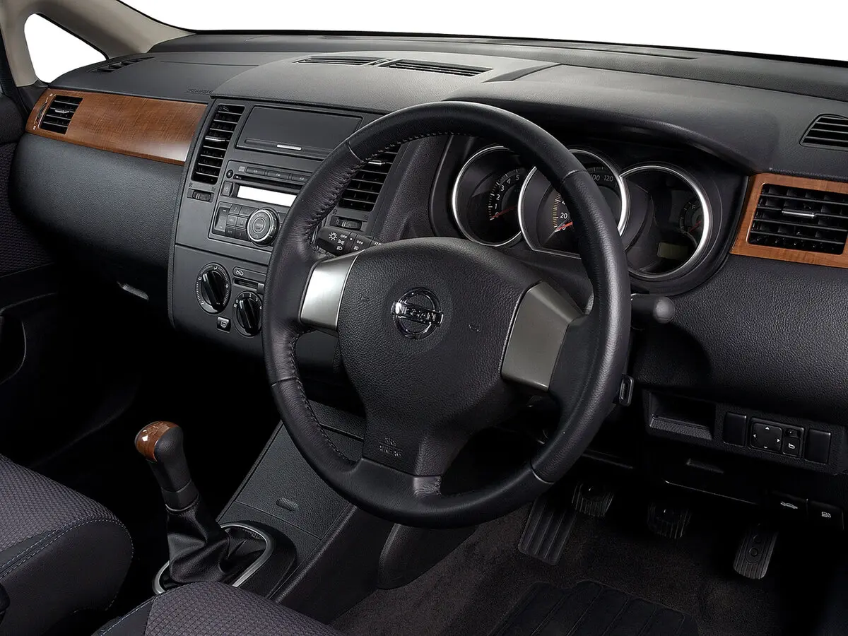 Nissan Tiida I Седан — сүрөт 7