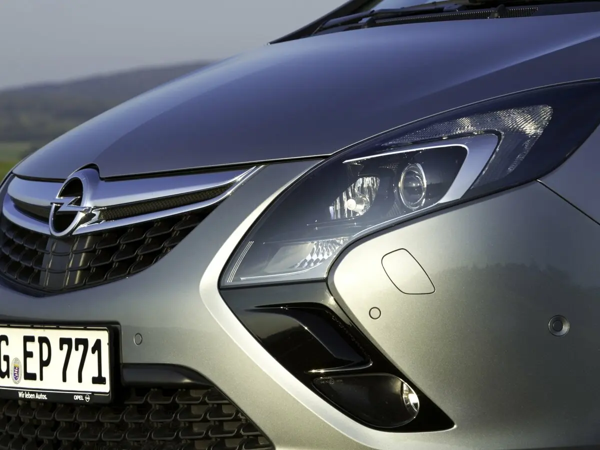 Opel Zafira C Компактвэн — фото 11