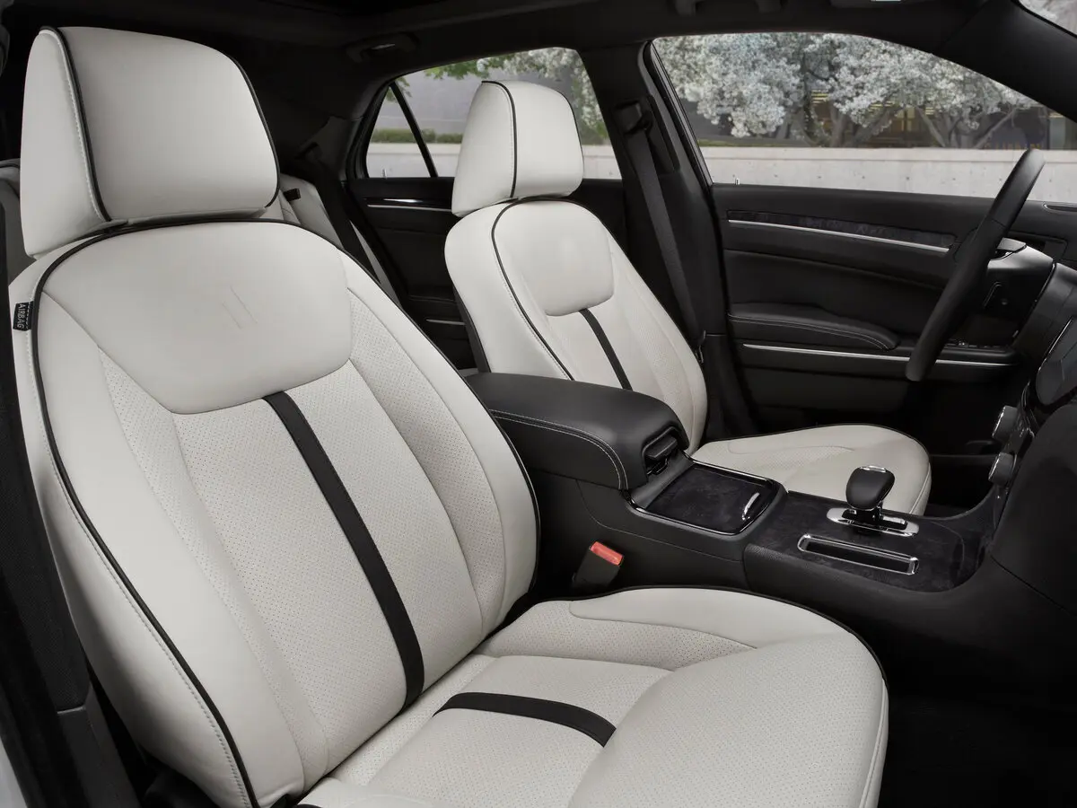 Chrysler 300C II Седан — photo 8
