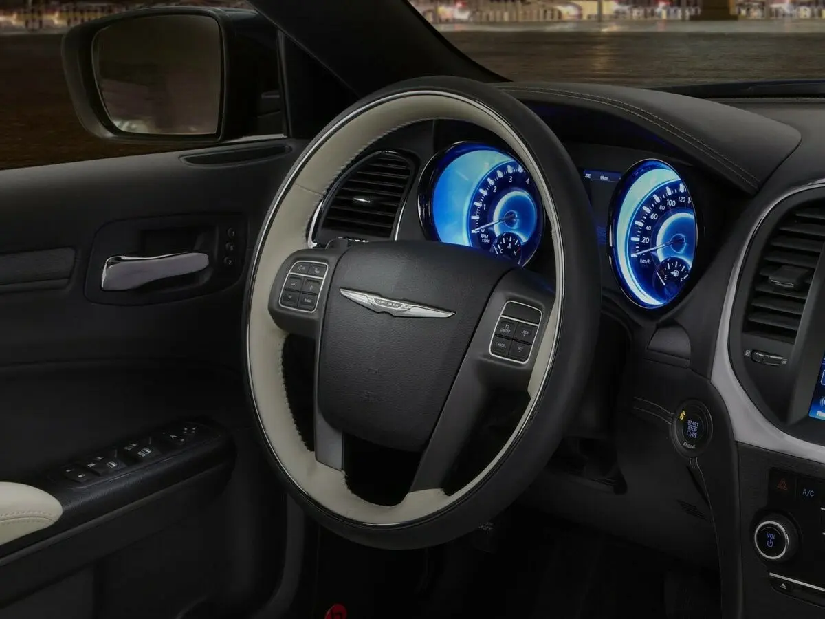 Chrysler 300C II Седан — photo 10