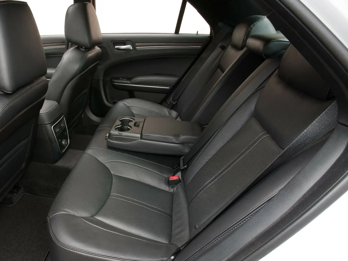 Chrysler 300C II Седан — photo 11
