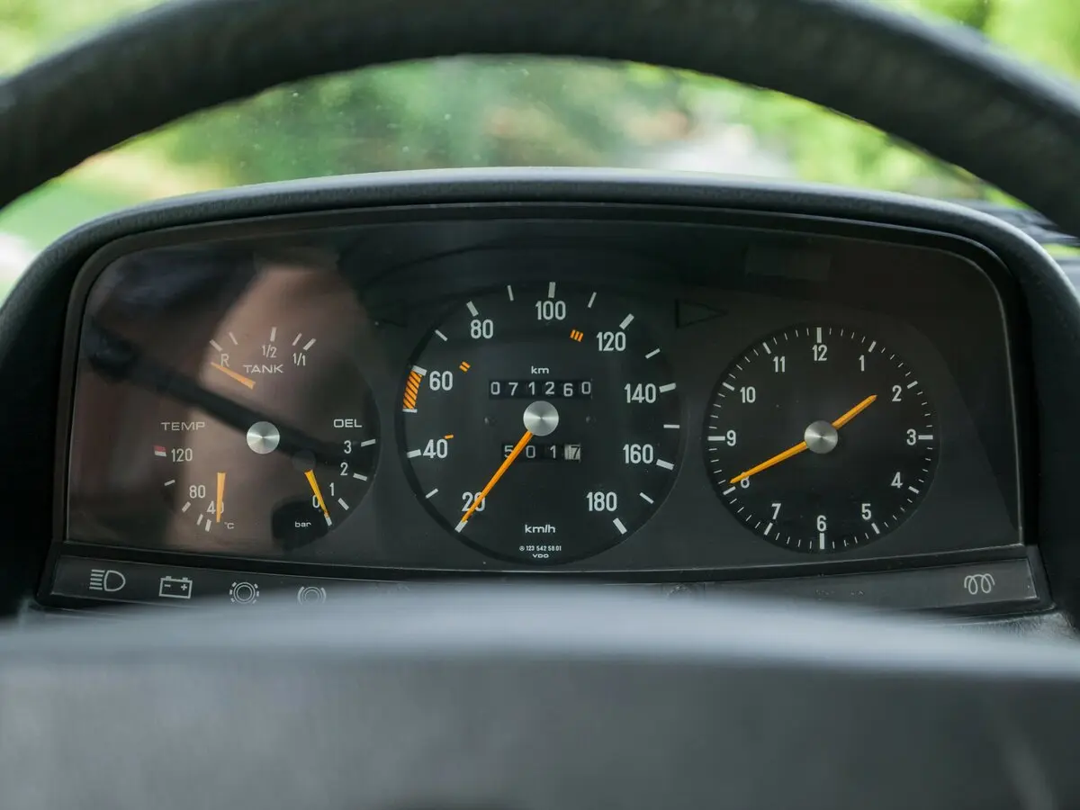 Mercedes-Benz W123 1975 – 1986 Седан — сүрөт 9