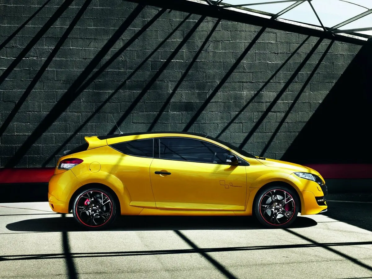 Renault Megane RS III Хэтчбек 3 дв. — 照片 2