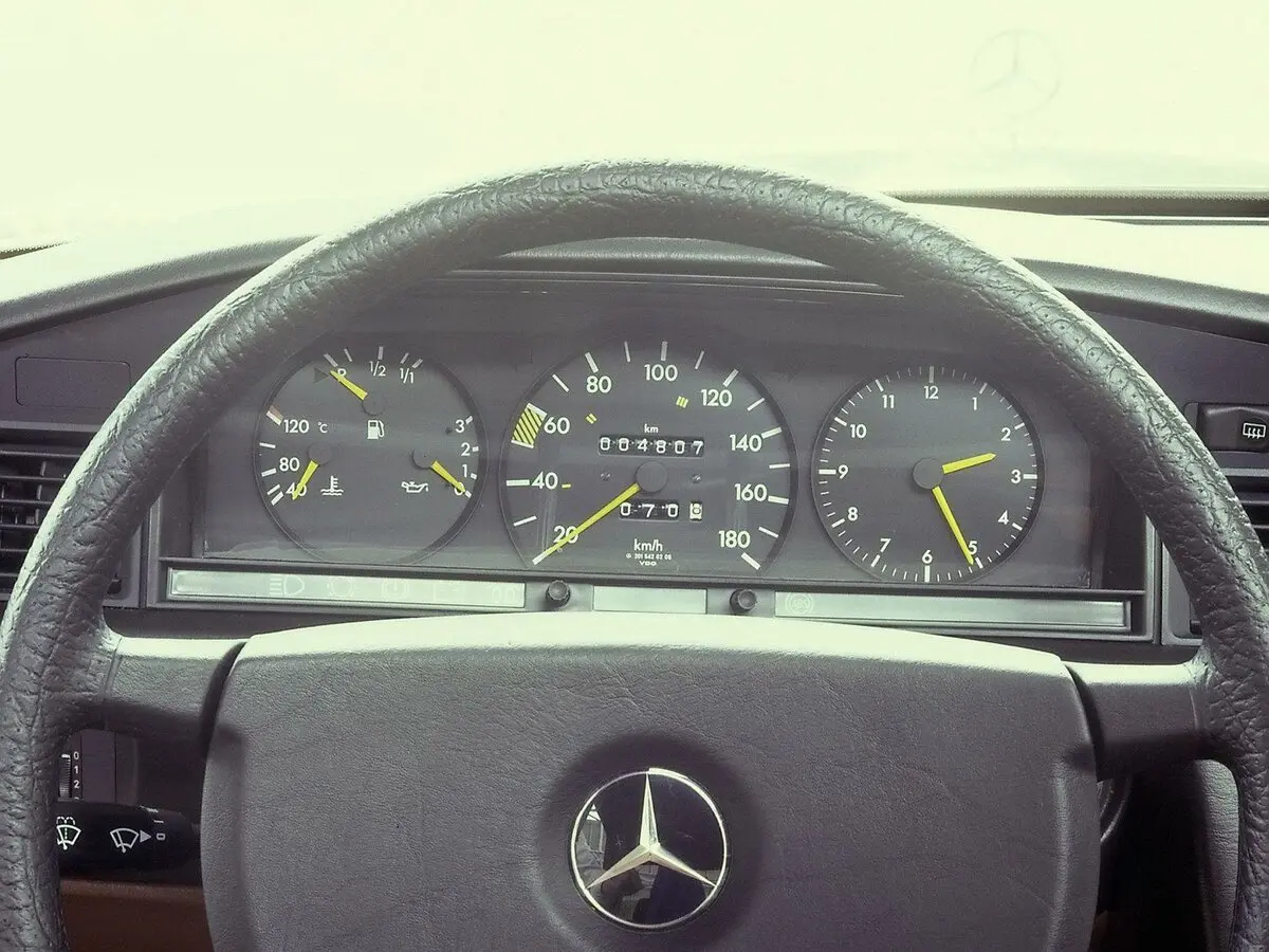 Mercedes-Benz 190 (W201) 1982 – 1993 Седан — сүрөт 9