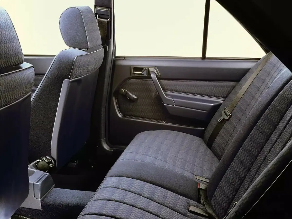 Mercedes-Benz 190 (W201) 1982 – 1993 Седан — сүрөт 10