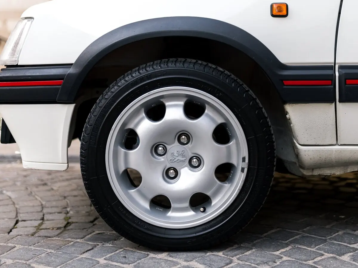 Peugeot 205 GTi 1984 – 1998 Хэтчбек 3 дв. — photo 13
