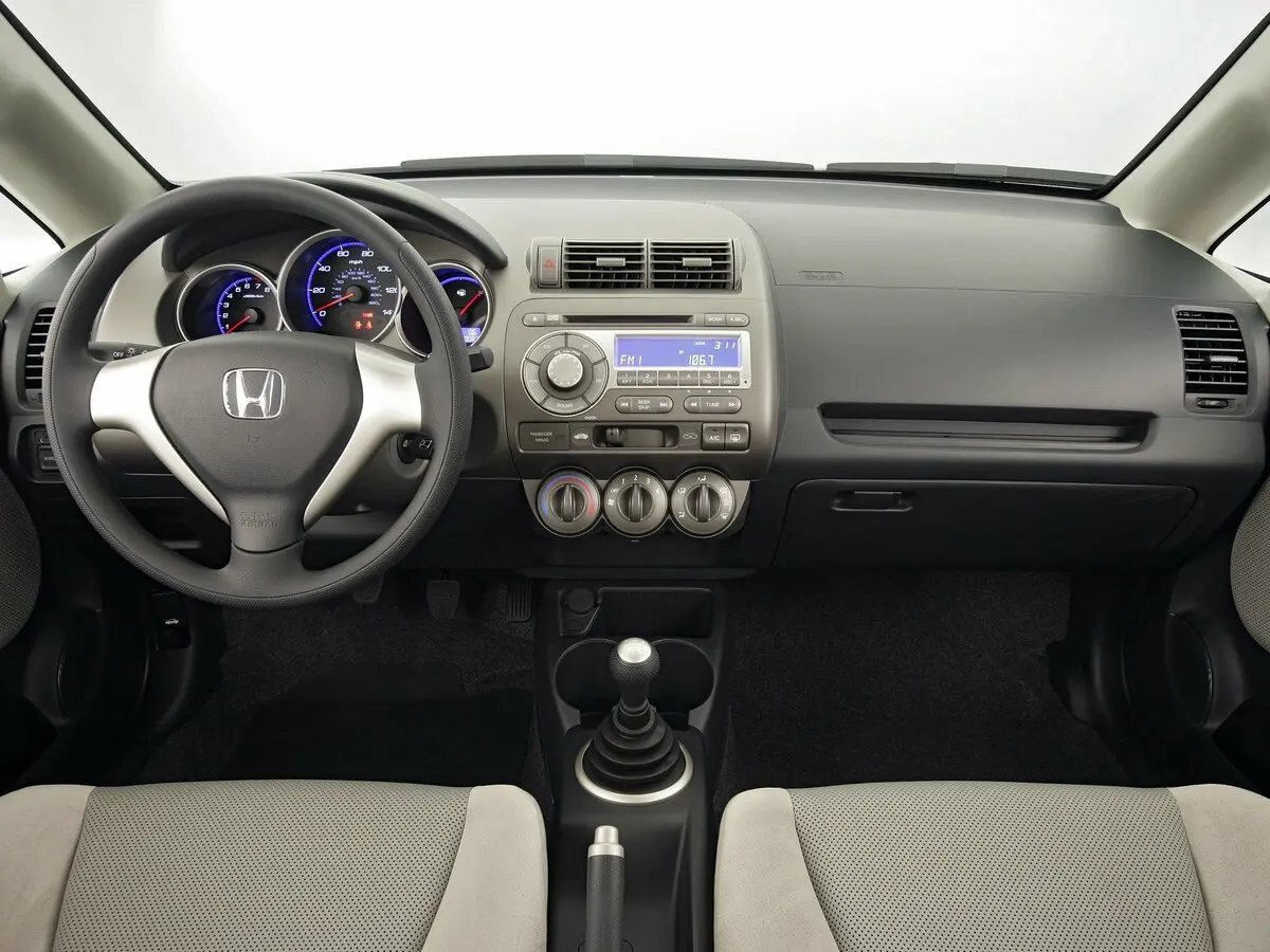 Honda Fit I Хэтчбек 5 дв. — фото 6