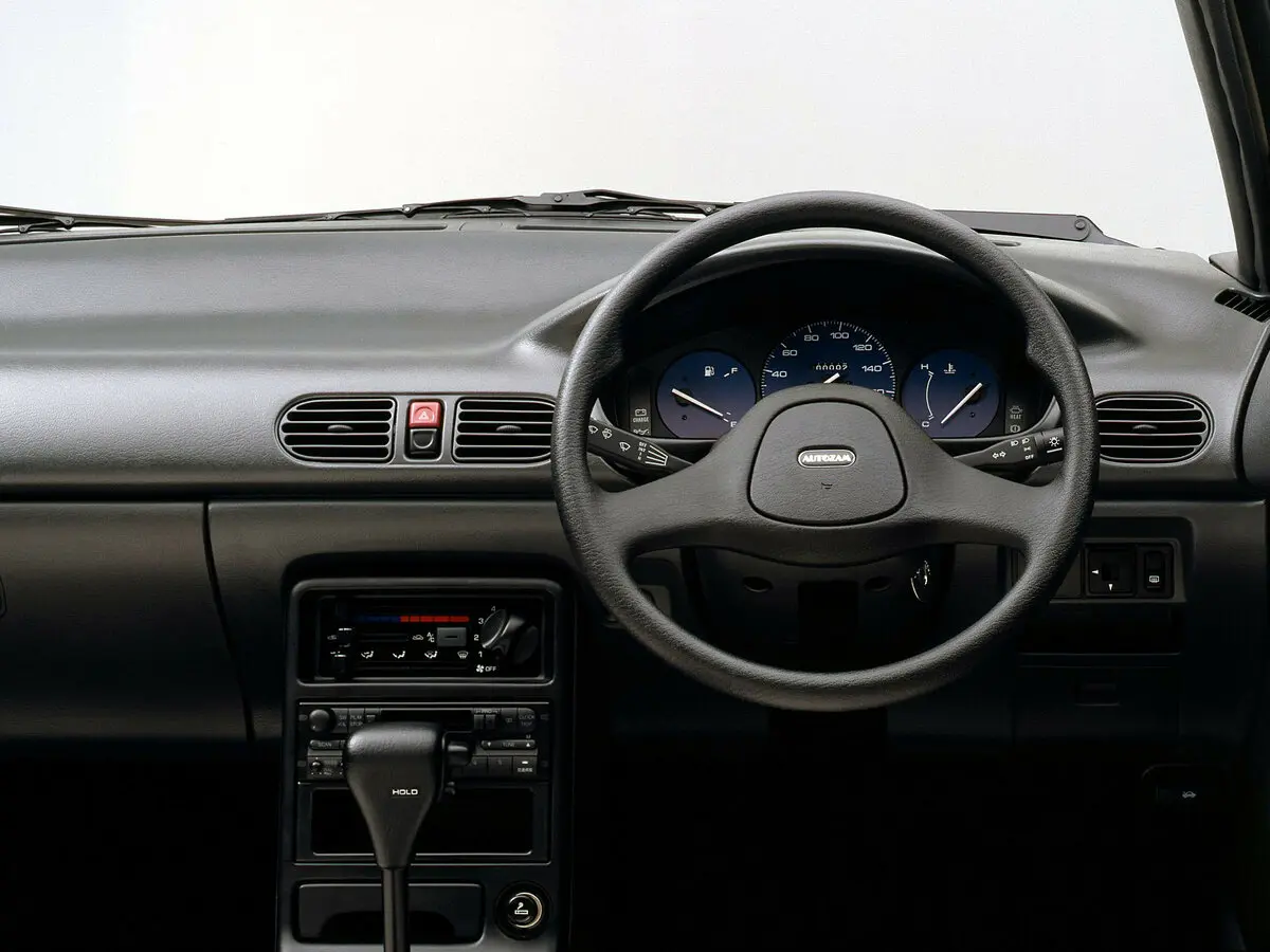 Mazda Revue 1990 – 1998 Седан — photo 4
