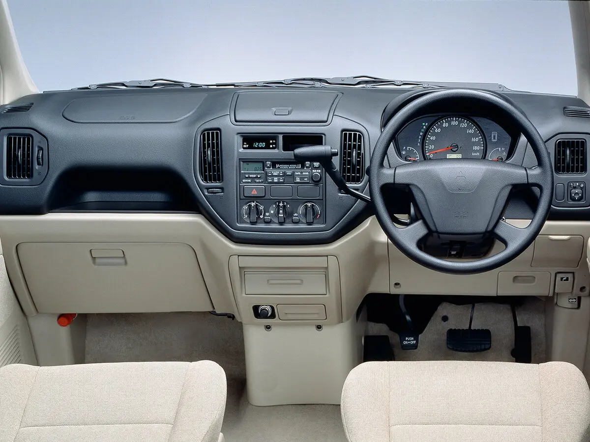 Mitsubishi Dingo I Хэтчбек 5 дв. — сүрөт 3