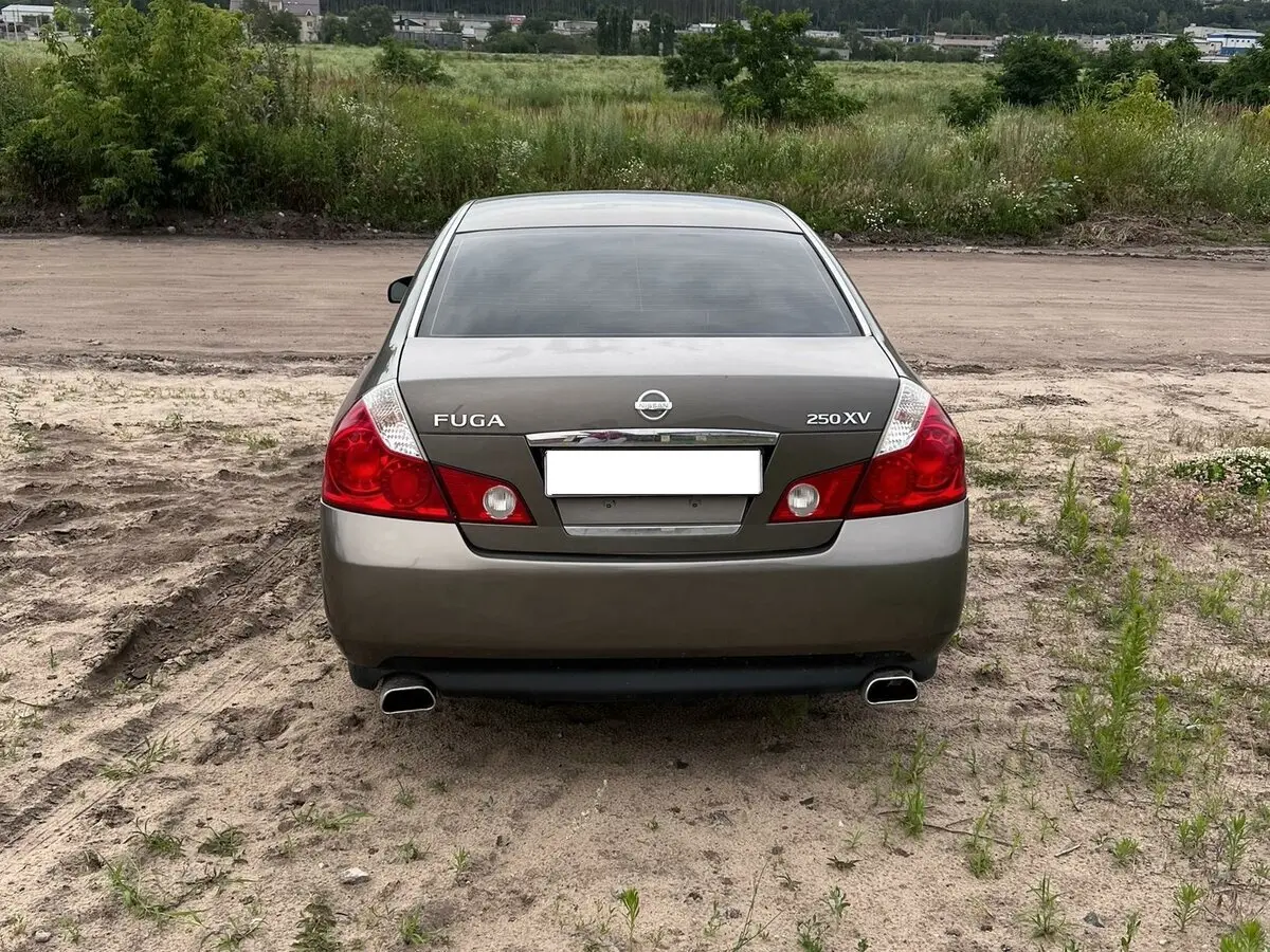 Nissan Fuga I Седан — 照片 4