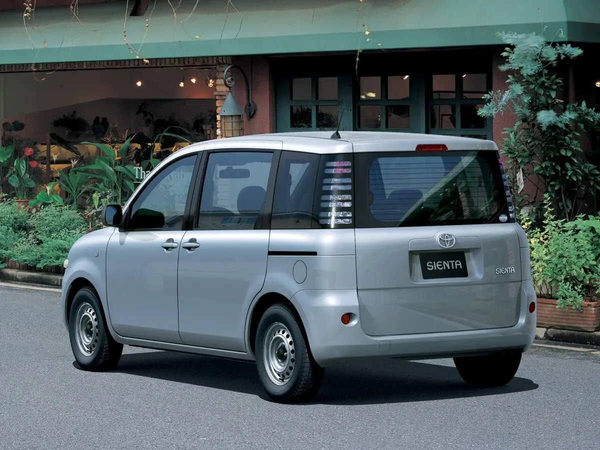 Toyota Sienta I Компактвэн — фото 4