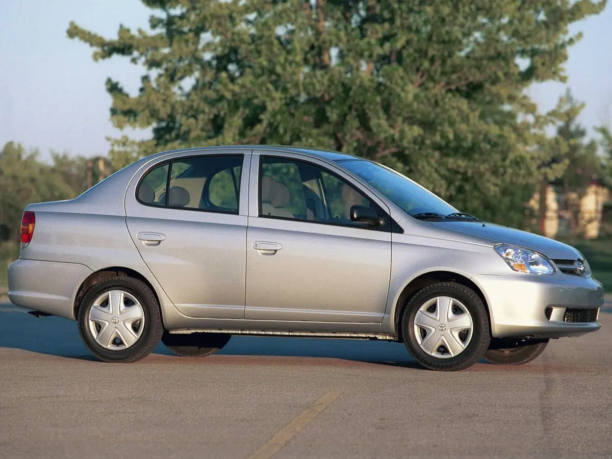 Toyota Platz 1999 – 2005 Седан — фото 2