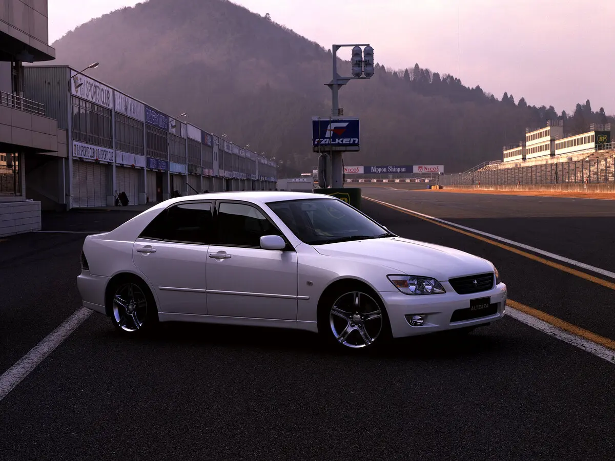 Toyota Altezza 1998 – 2005 Седан — photo 2