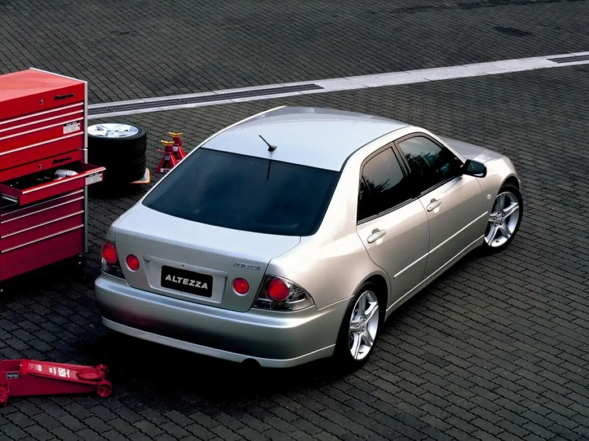 Toyota Altezza 1998 – 2005 Седан — photo 3