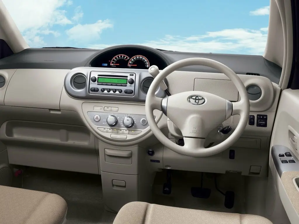 Toyota Porte I Микровэн — фото 5