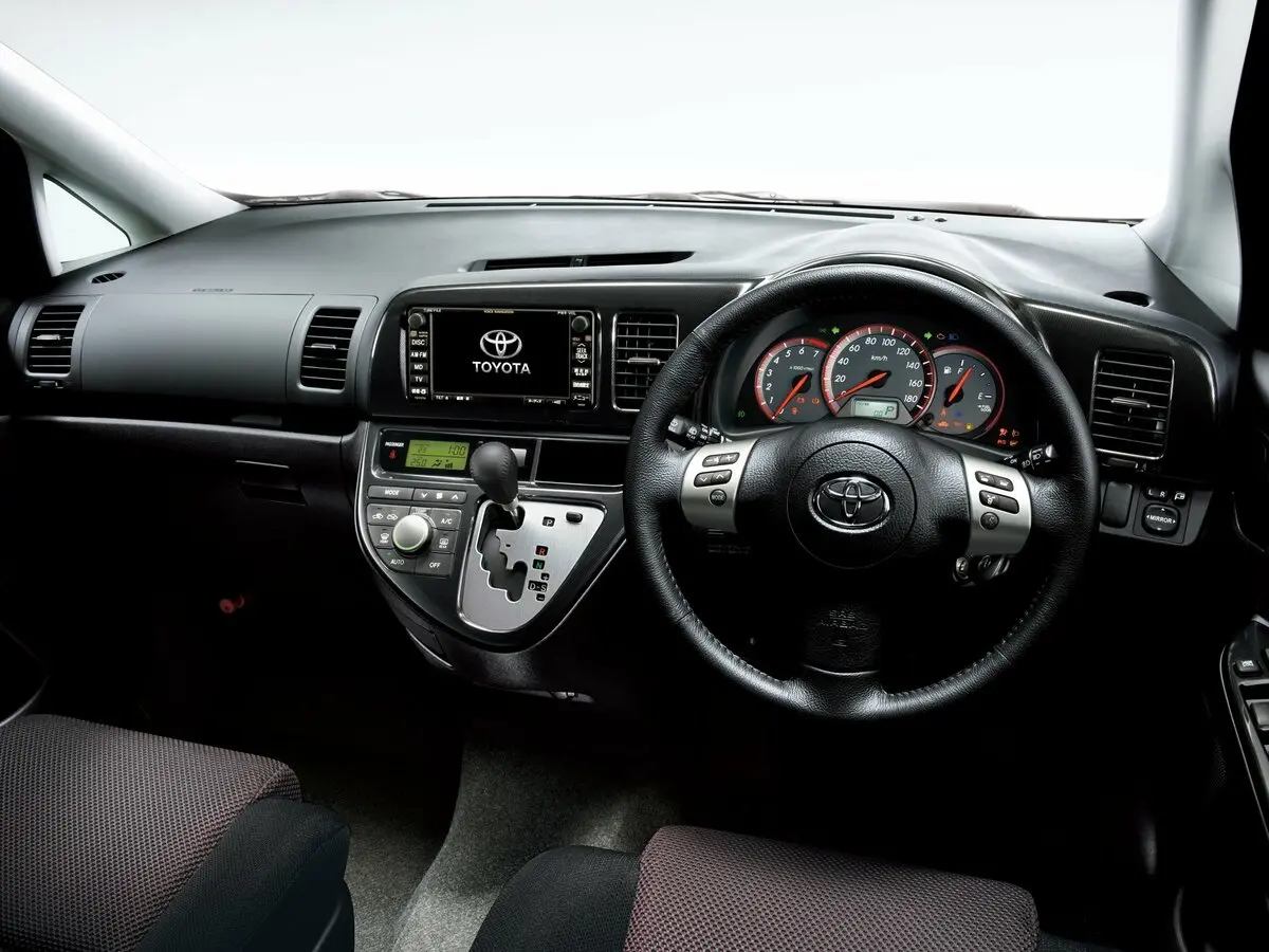 Toyota Wish I Рестайлинг Компактвэн — фото 5